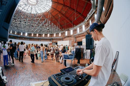 Select Market live DJs